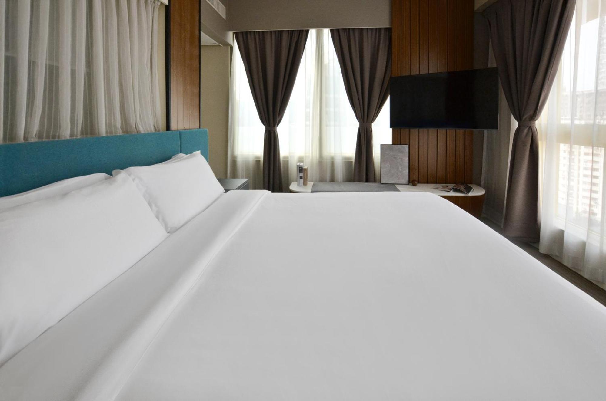Premier Harbourview Suite